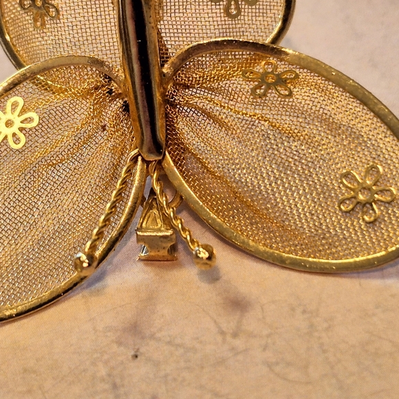 Gold B Mesh Butterfly Brooch/ Pendant - Picture 3 of 5